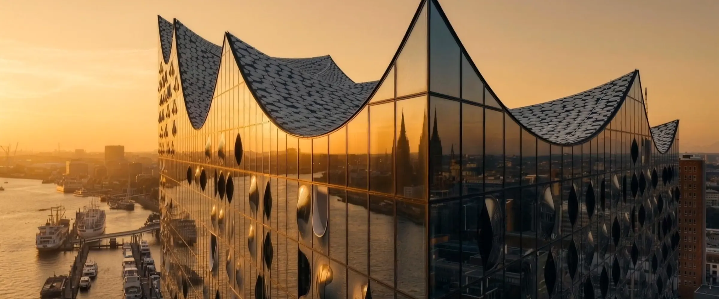 Die Elbphilharmonie in Hamburg bei Sonnenaufgang