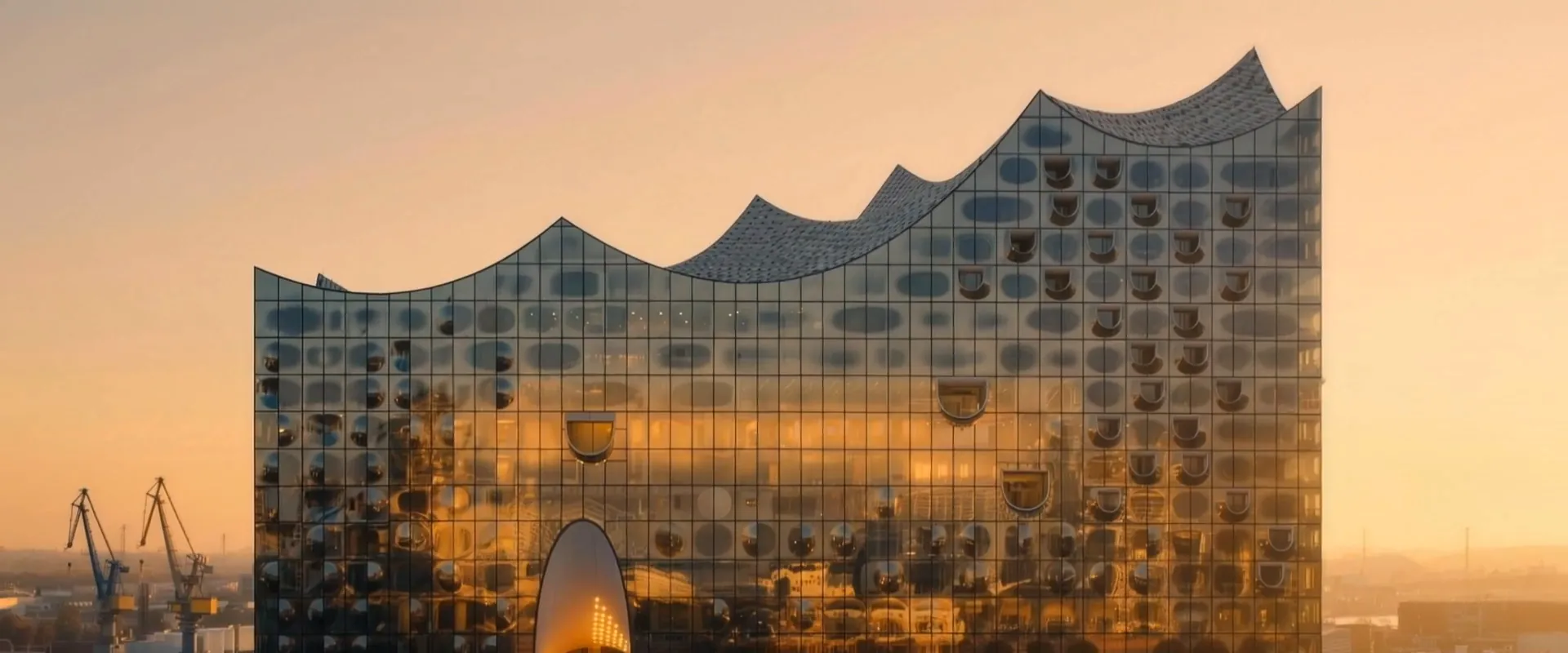 Die Elbphilharmonie in Hamburg im Abendlicht